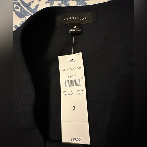 Ann Taylor Navy Pencil Skirt with Slit - Size 2 - Picture 3 of 4